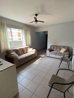 Apartamento com Estacionamento, Wi-Fi, Ar condicionado a 300 metros da Praia da Enseada no Guarujá.